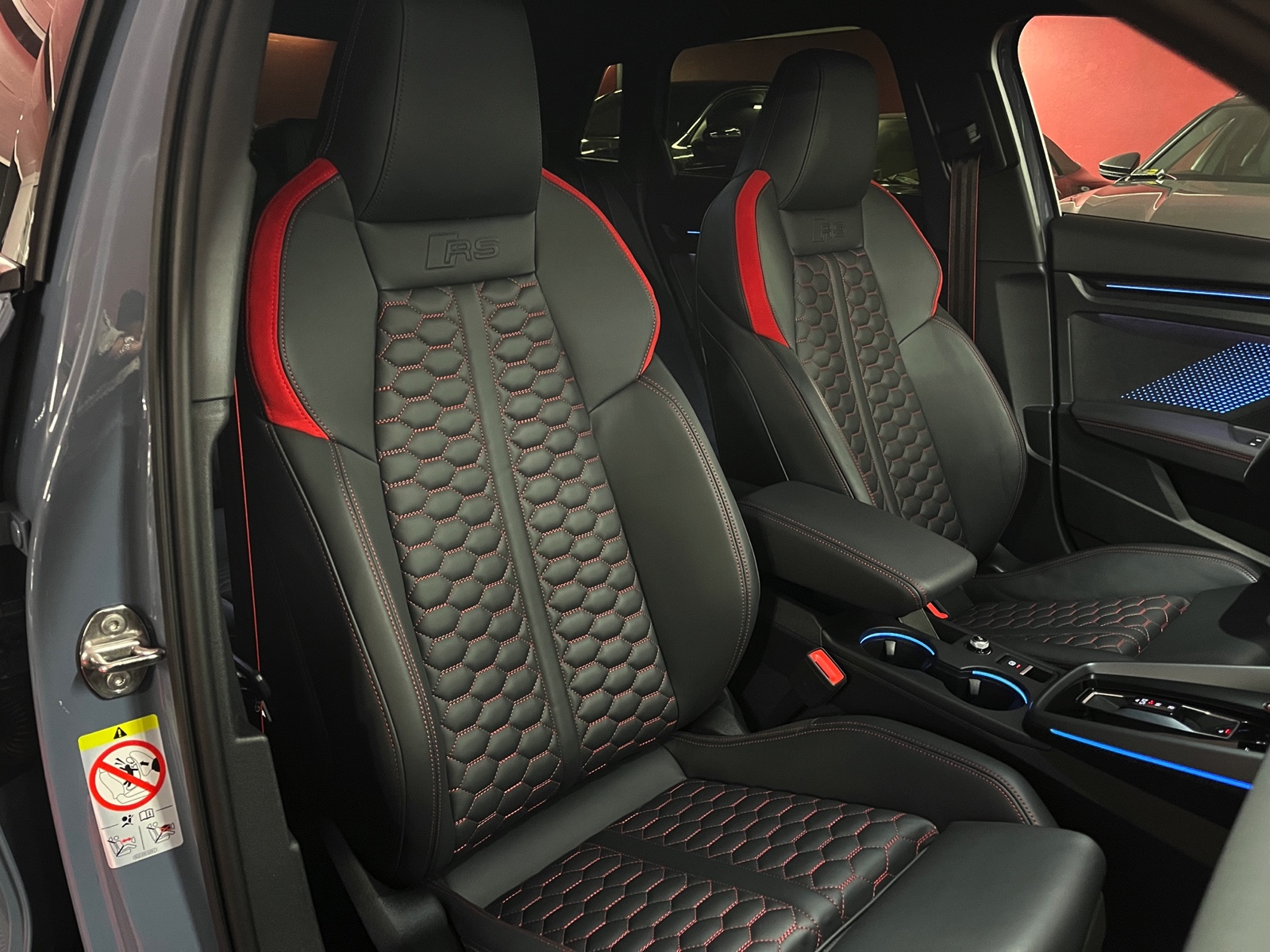 
								AUDI RS3 Sportback 2.5 TSI quattro S-tronic en plein écran									