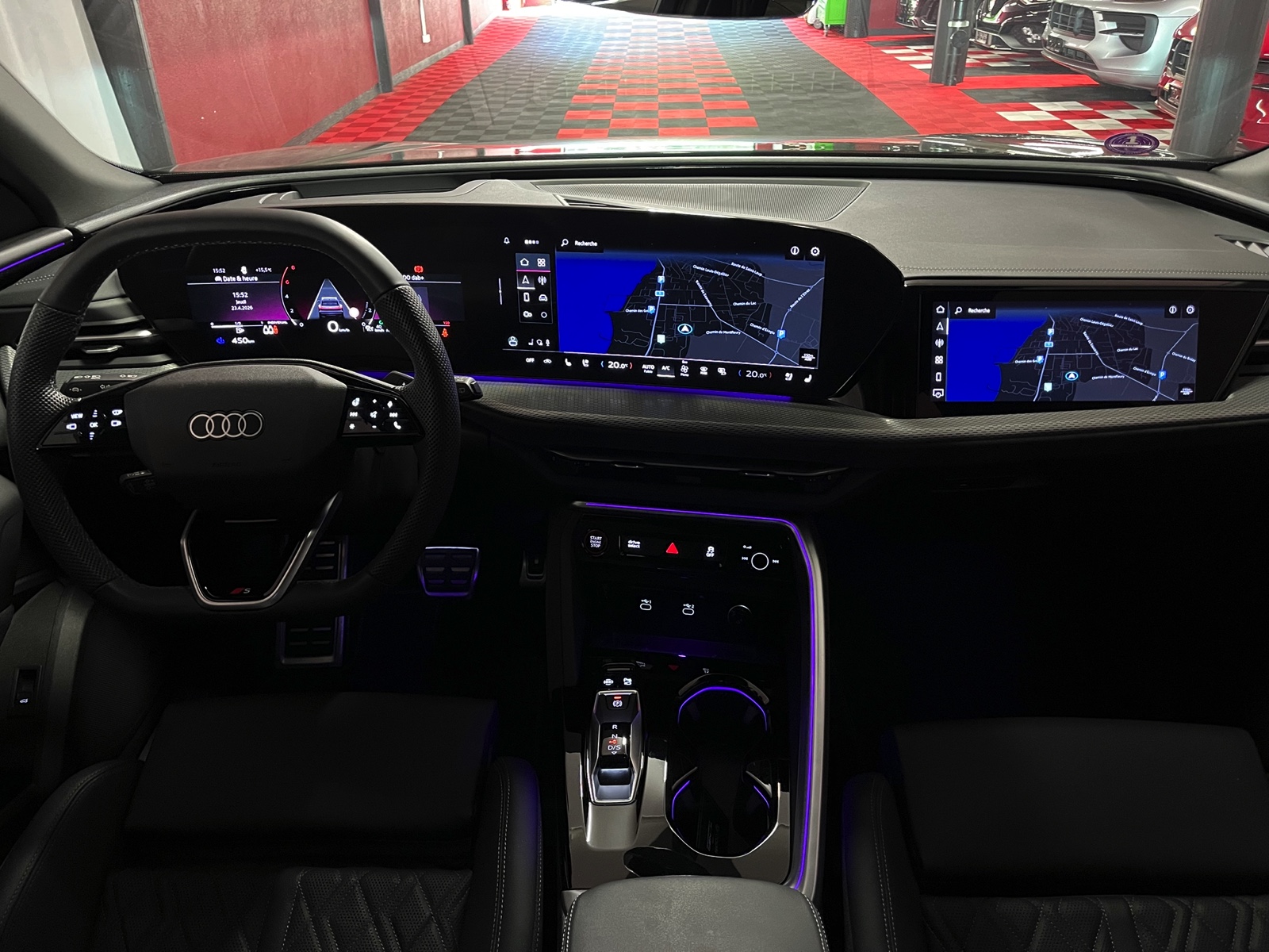 
								AUDI SQ5 TFSI quattro S-tronic en plein écran									