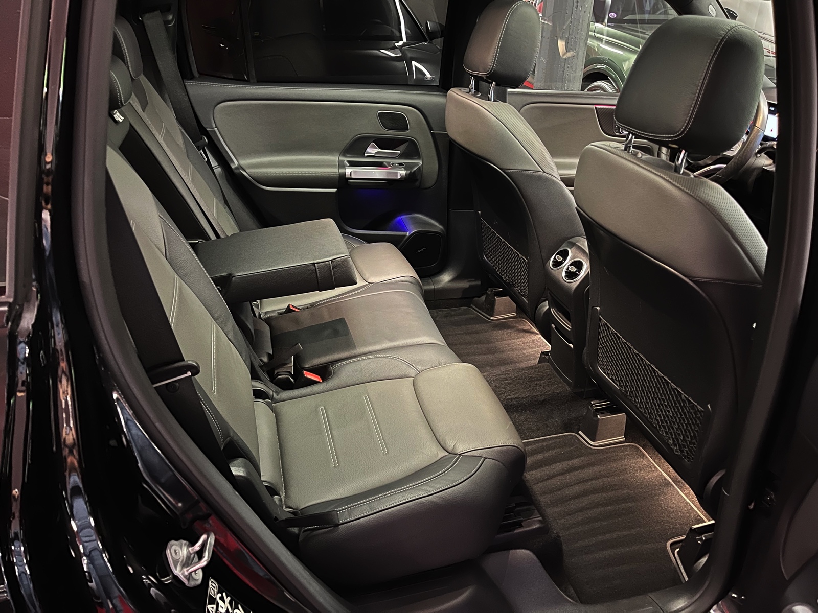 
								MERCEDES-BENZ GLB 250 4Matic AMG Line 8G-Tronic en plein écran									