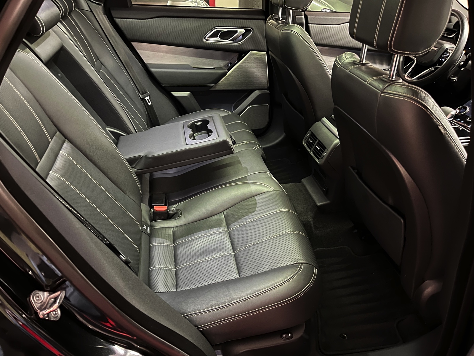 
								LAND ROVER Range Rover Velar R-Dynamic P 250 SE Automatic en plein écran									
