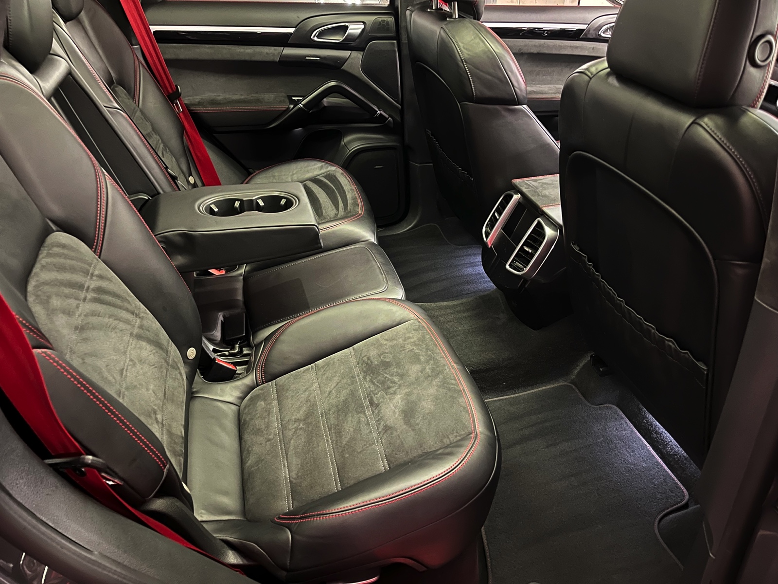 
								PORSCHE Cayenne GTS en plein écran									