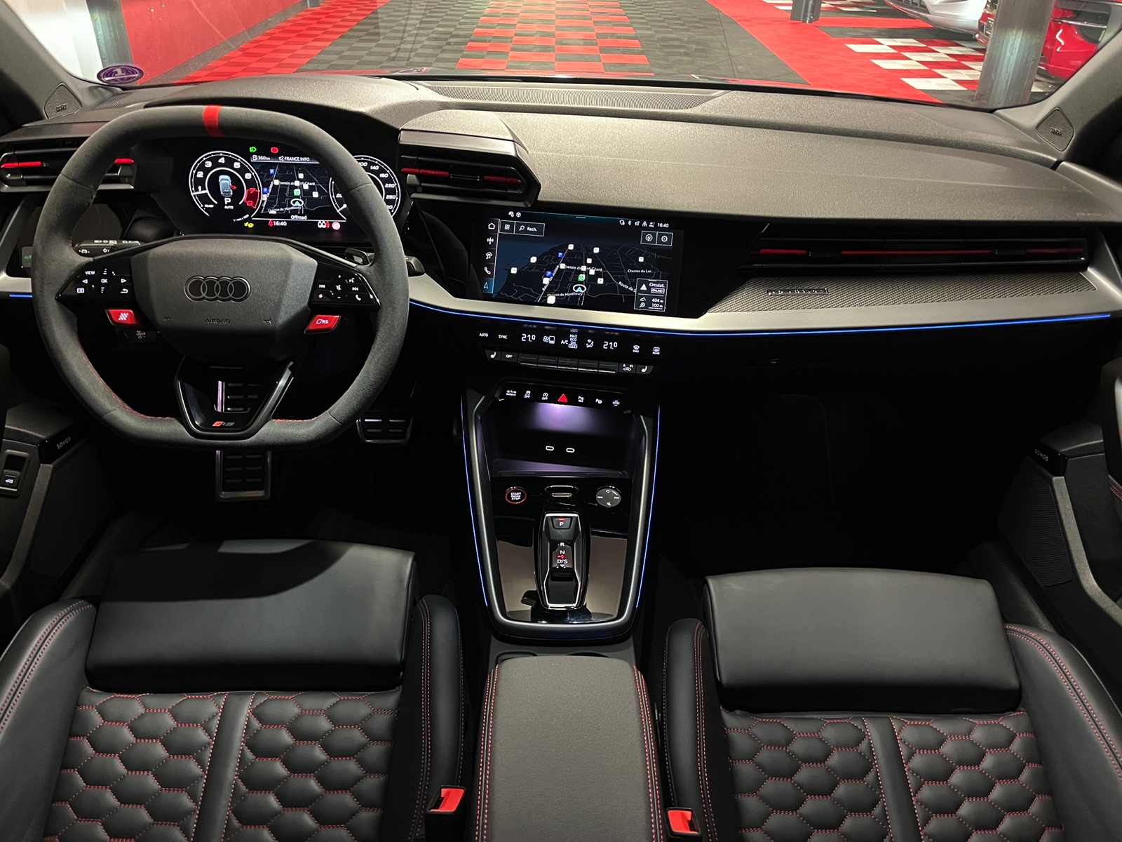 
								AUDI RS3 Sportback 2.5 TSI quattro S-tronic en plein écran									