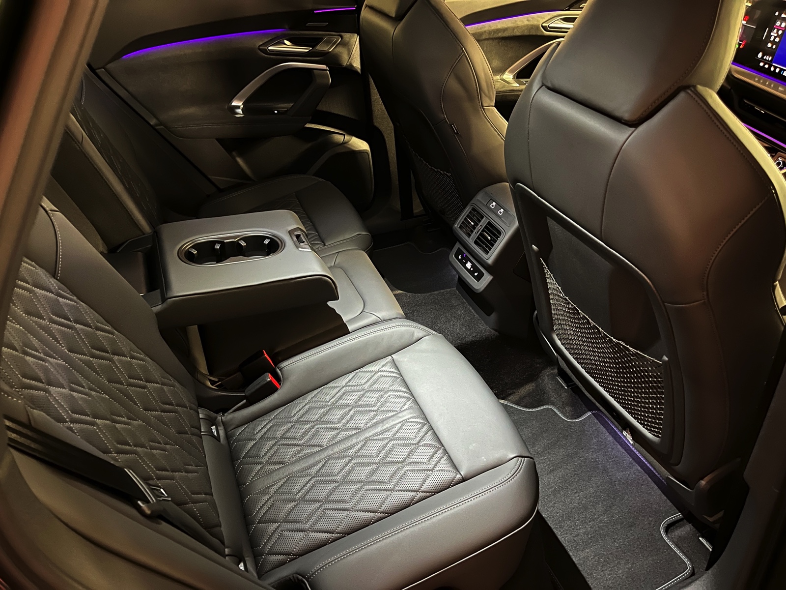 
								AUDI SQ5 TFSI quattro S-tronic en plein écran									
