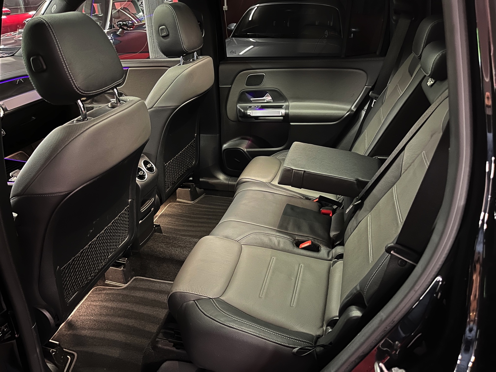 
								MERCEDES-BENZ GLB 250 4Matic AMG Line 8G-Tronic en plein écran									