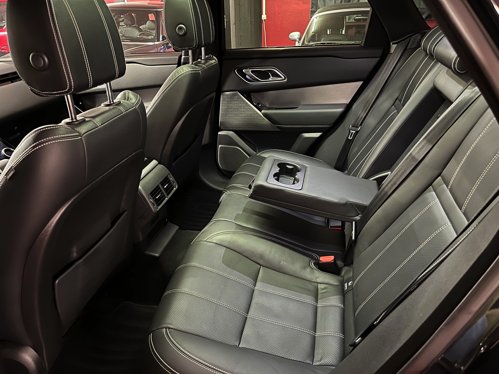 
								LAND ROVER Range Rover Velar R-Dynamic P 250 SE Automatic en plein écran									