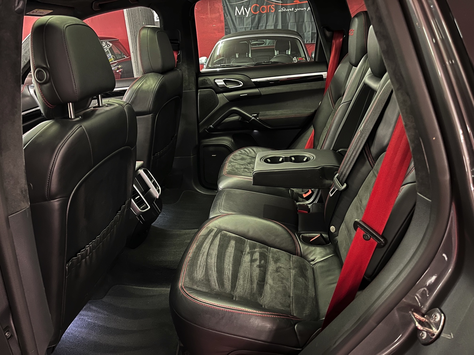
								PORSCHE Cayenne GTS en plein écran									