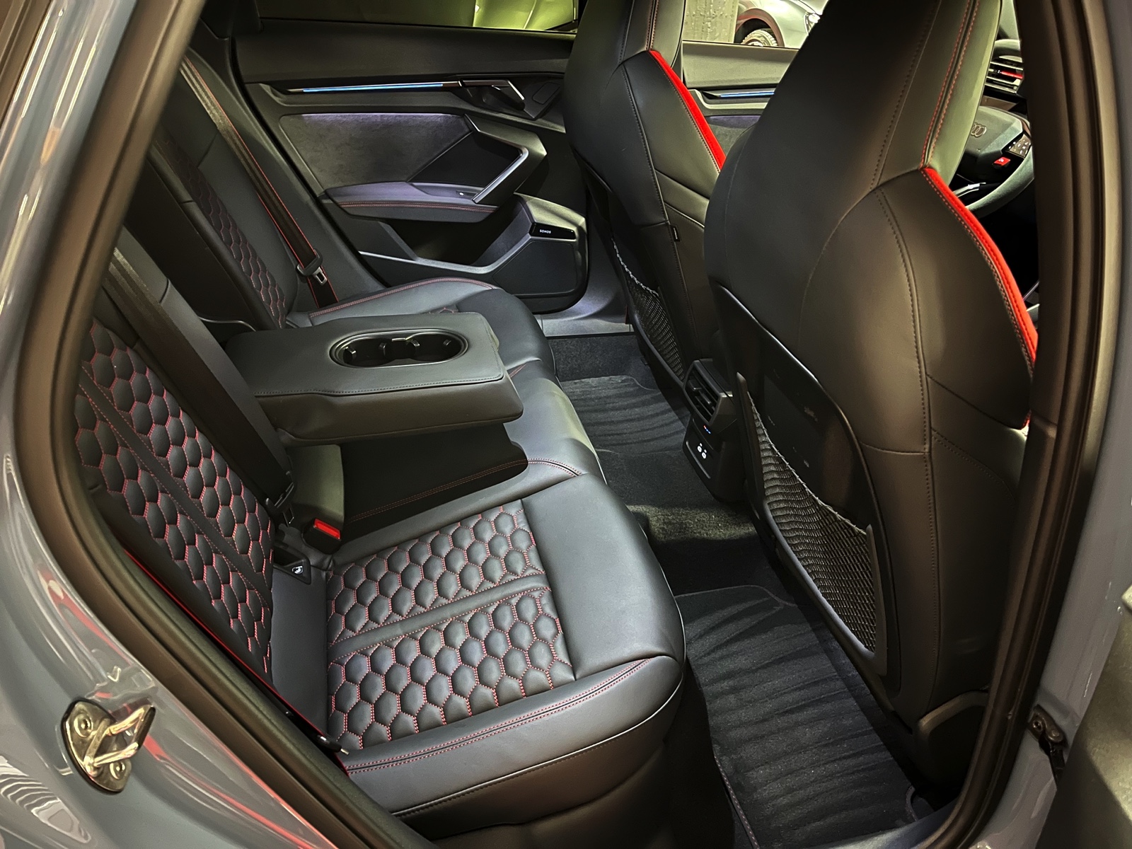 
								AUDI RS3 Sportback 2.5 TSI quattro S-tronic en plein écran									