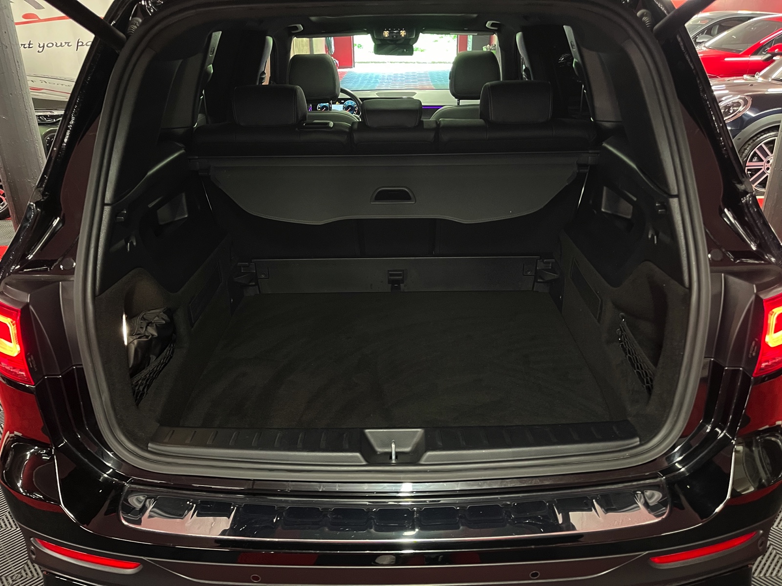 
								MERCEDES-BENZ GLB 250 4Matic AMG Line 8G-Tronic en plein écran									