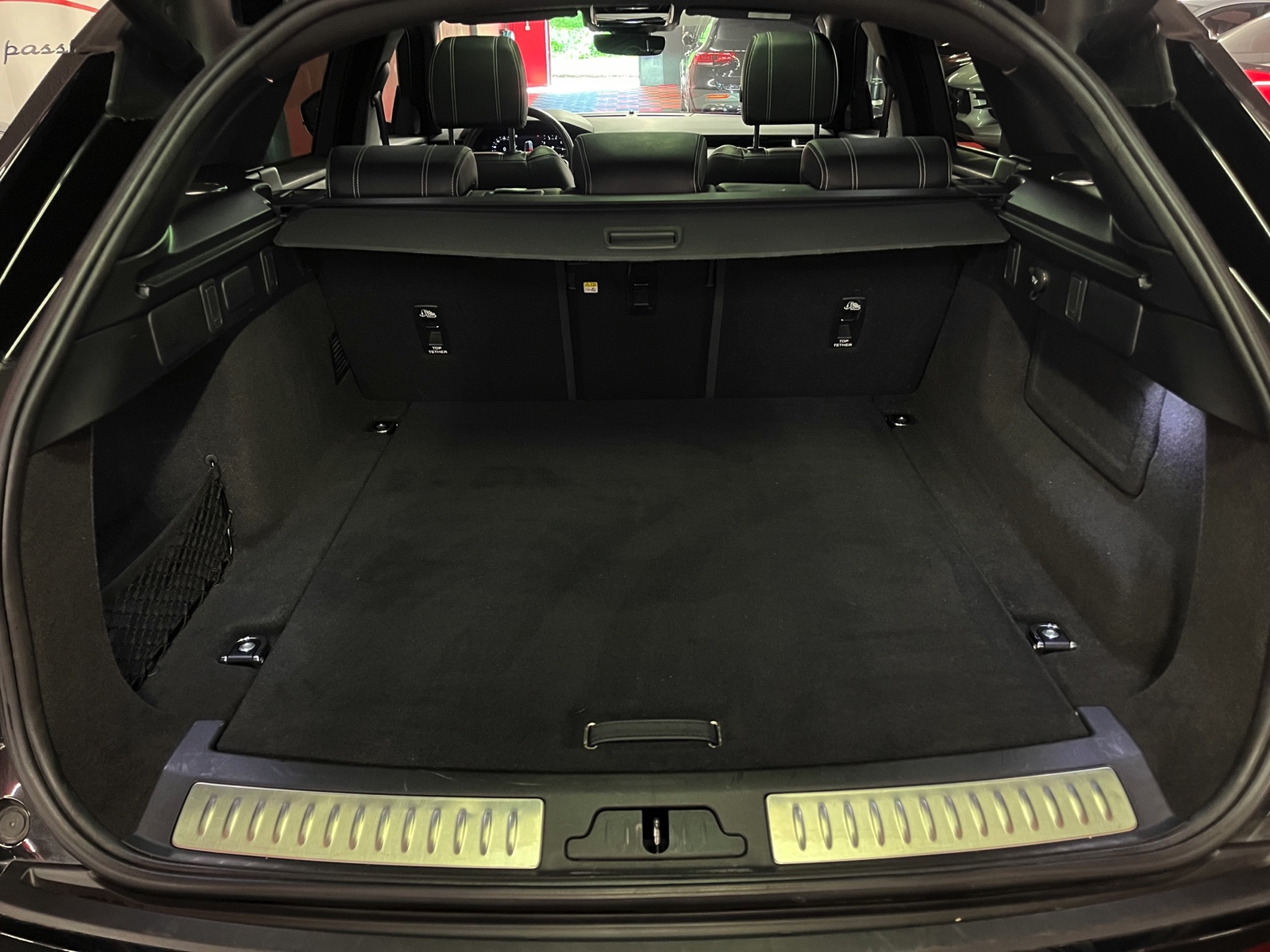 
								LAND ROVER Range Rover Velar R-Dynamic P 250 SE Automatic en plein écran									
