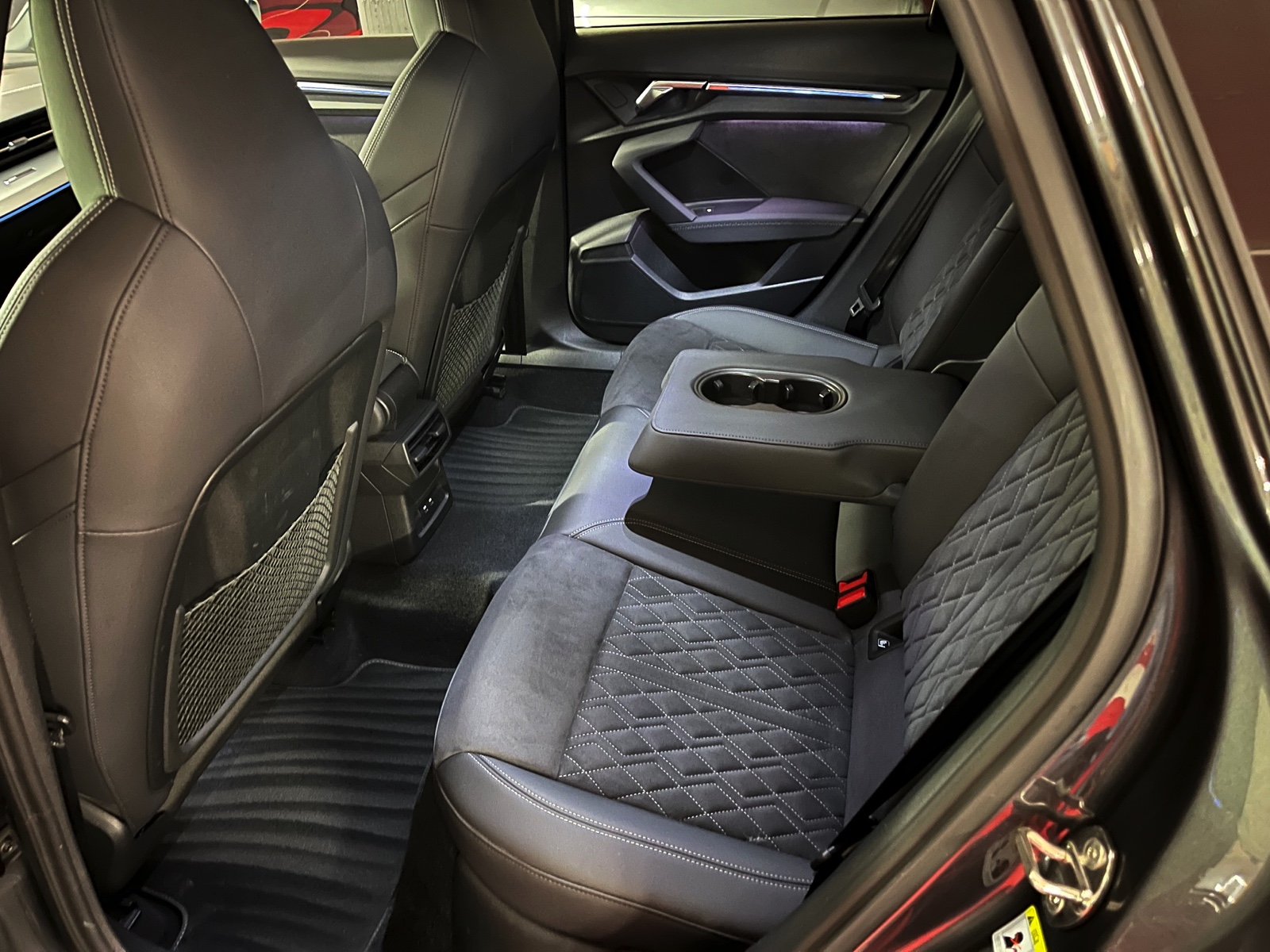 
								AUDI A3 Sportback 35 TFSI S line S-tronic en plein écran									