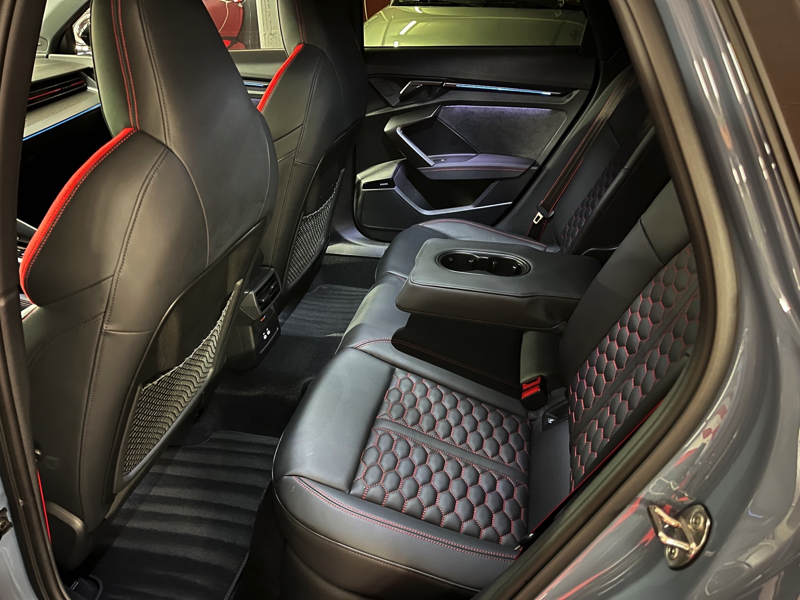 
								AUDI RS3 Sportback 2.5 TSI quattro S-tronic en plein écran									