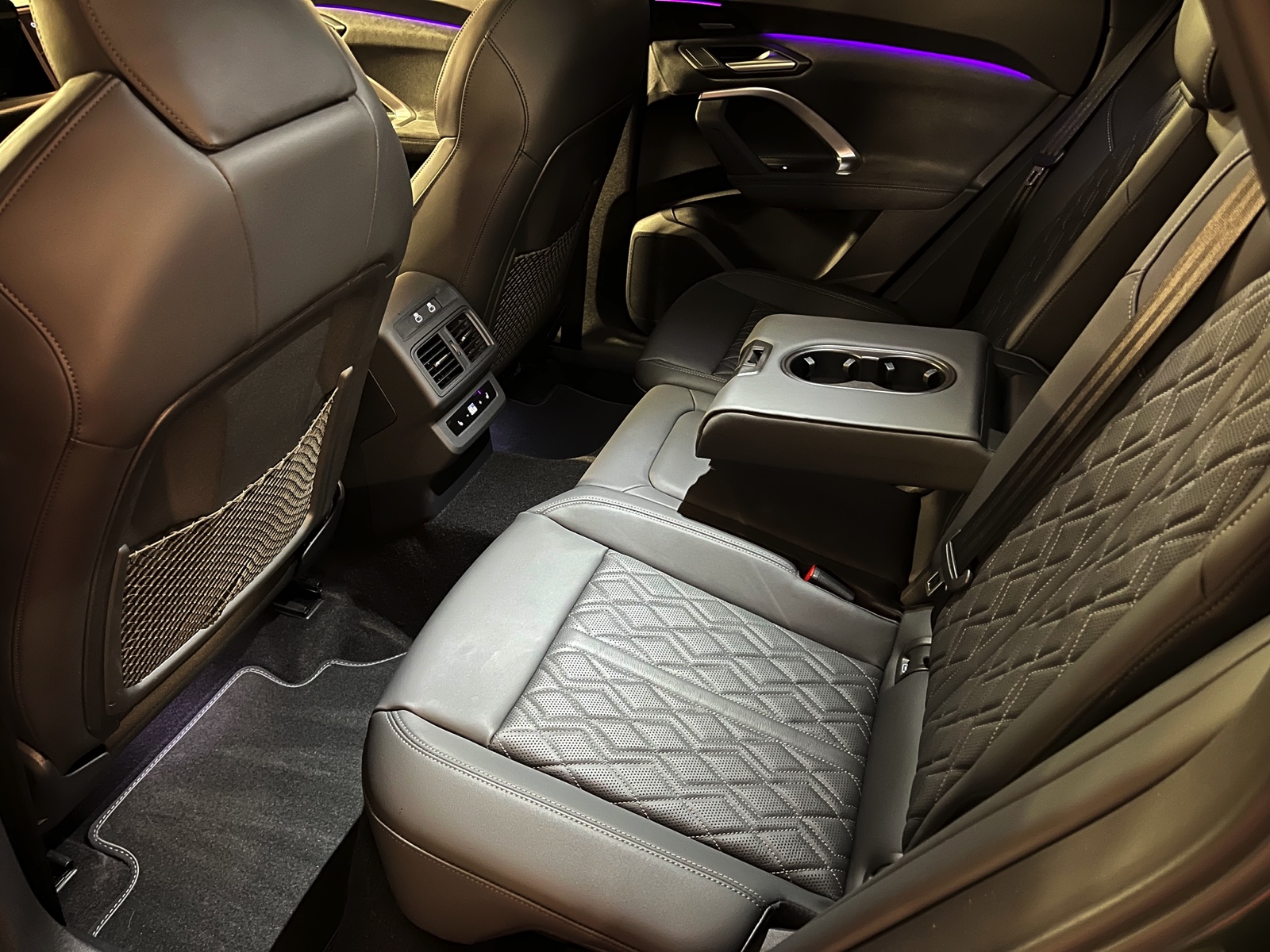 
								AUDI SQ5 TFSI quattro S-tronic en plein écran									