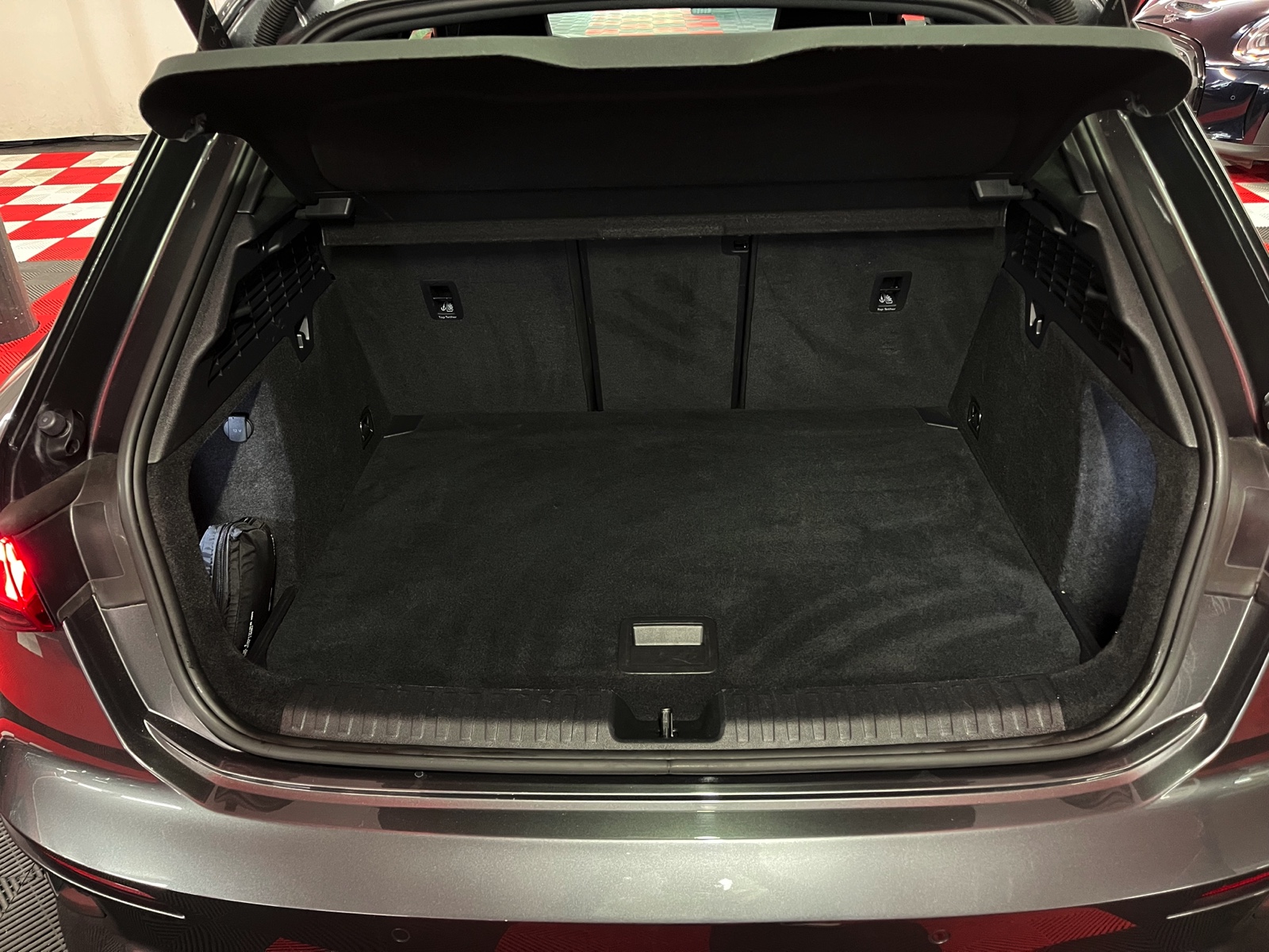 
								AUDI A3 Sportback 35 TFSI S line S-tronic en plein écran									