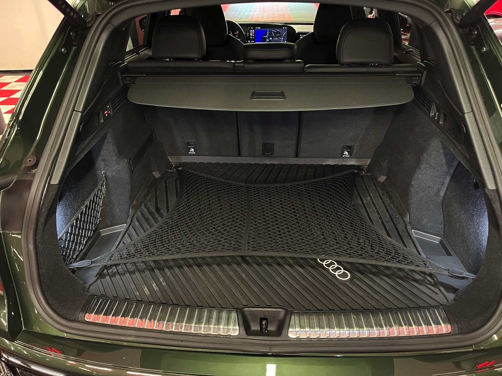 
								AUDI SQ5 TFSI quattro S-tronic en plein écran									