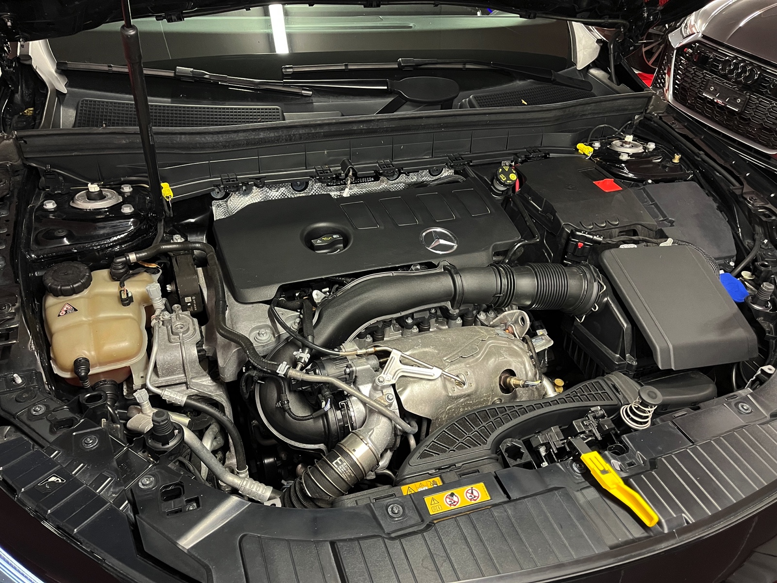 
								MERCEDES-BENZ GLB 250 4Matic AMG Line 8G-Tronic en plein écran									