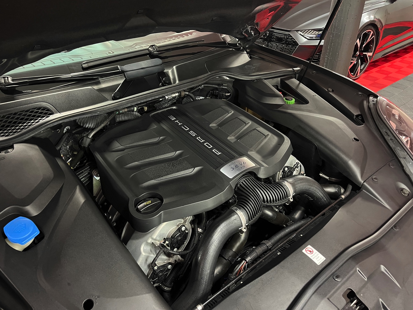 
								PORSCHE Cayenne GTS en plein écran									