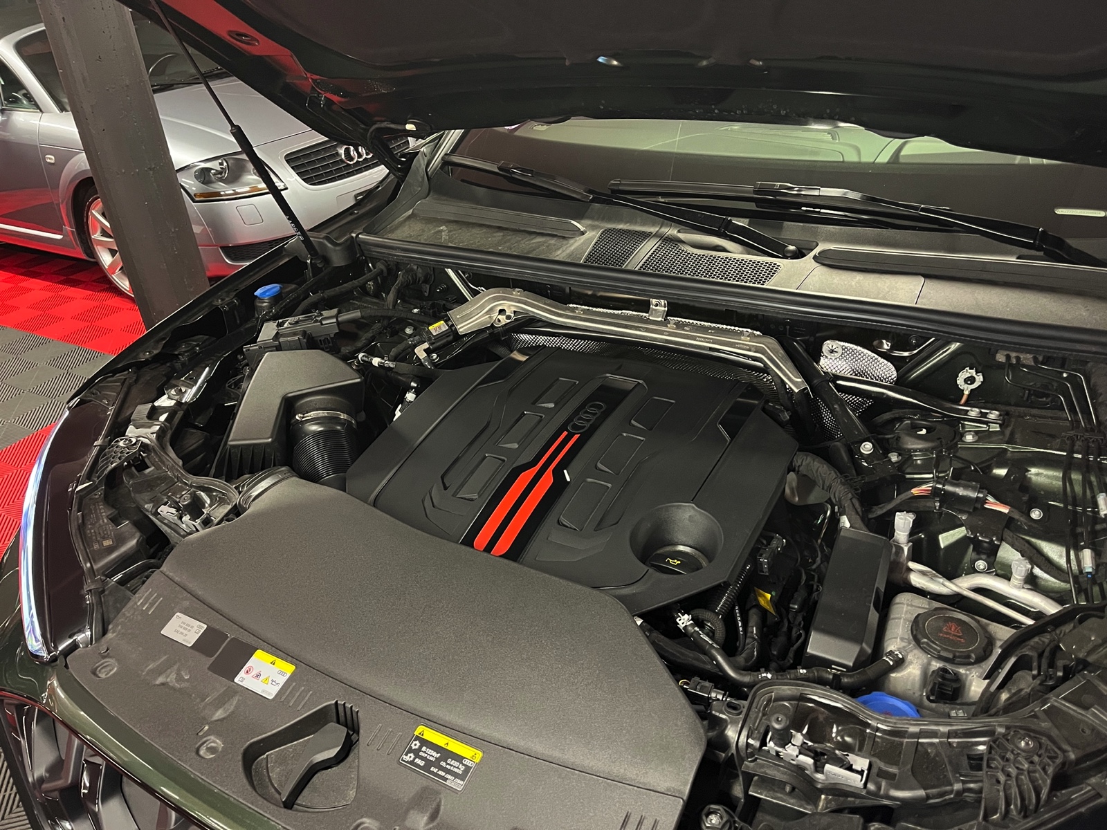 
								AUDI SQ5 TFSI quattro S-tronic en plein écran									