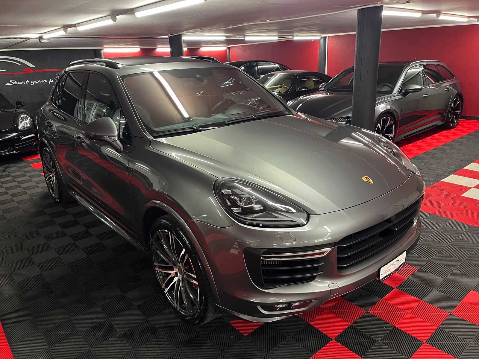 
								PORSCHE Cayenne GTS en plein écran									