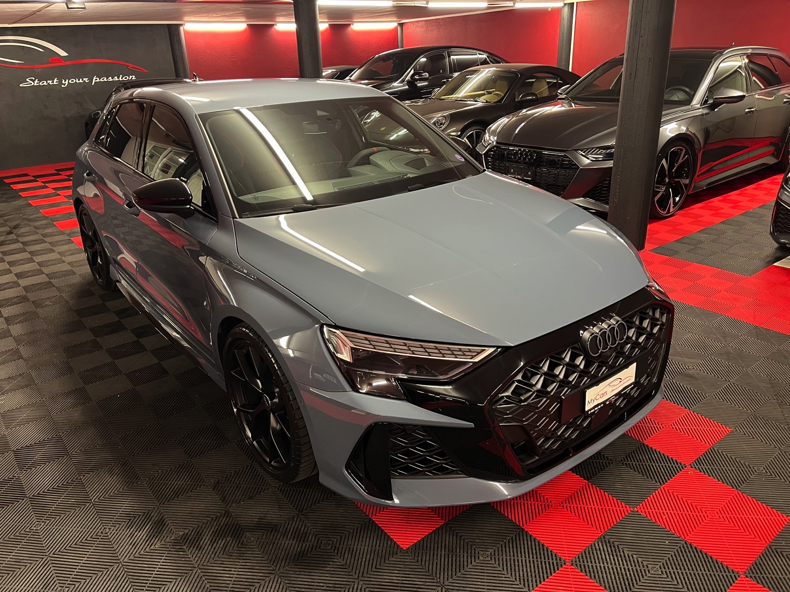 
								AUDI RS3 Sportback 2.5 TSI quattro S-tronic en plein écran									