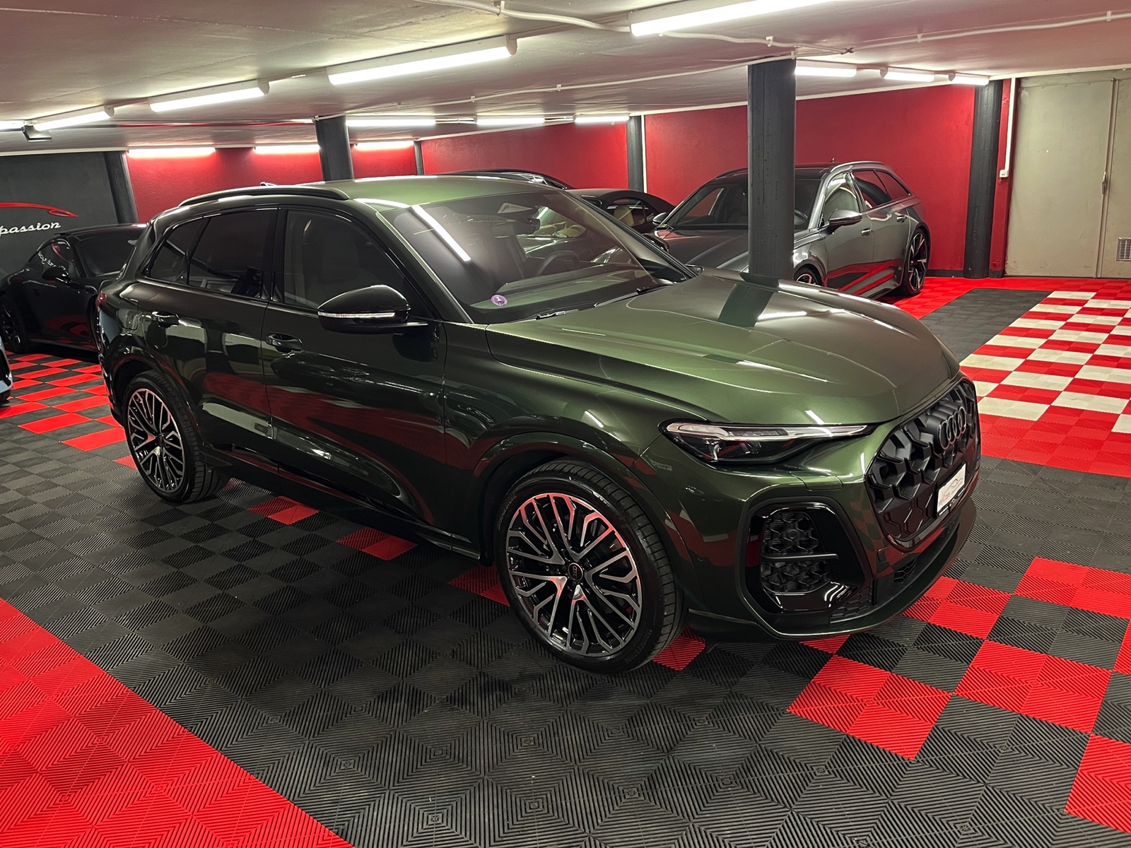 
								AUDI SQ5 TFSI quattro S-tronic en plein écran									