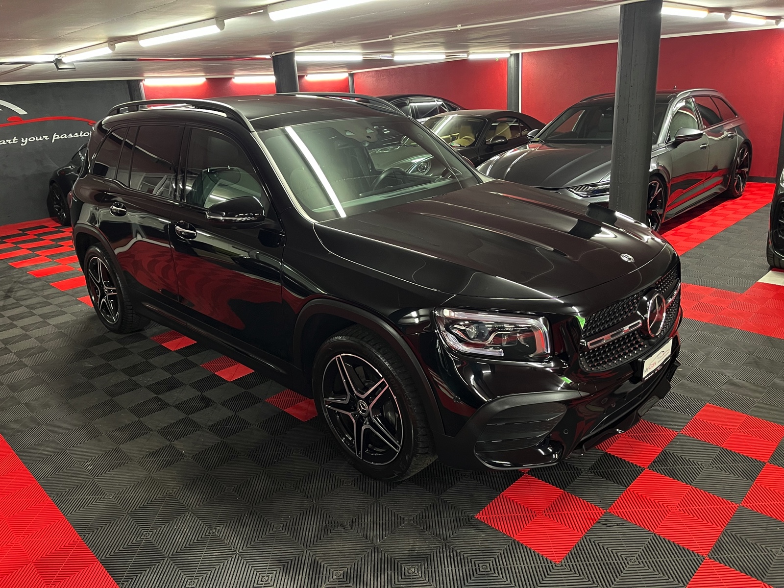 
								MERCEDES-BENZ GLB 250 4Matic AMG Line 8G-Tronic en plein écran									