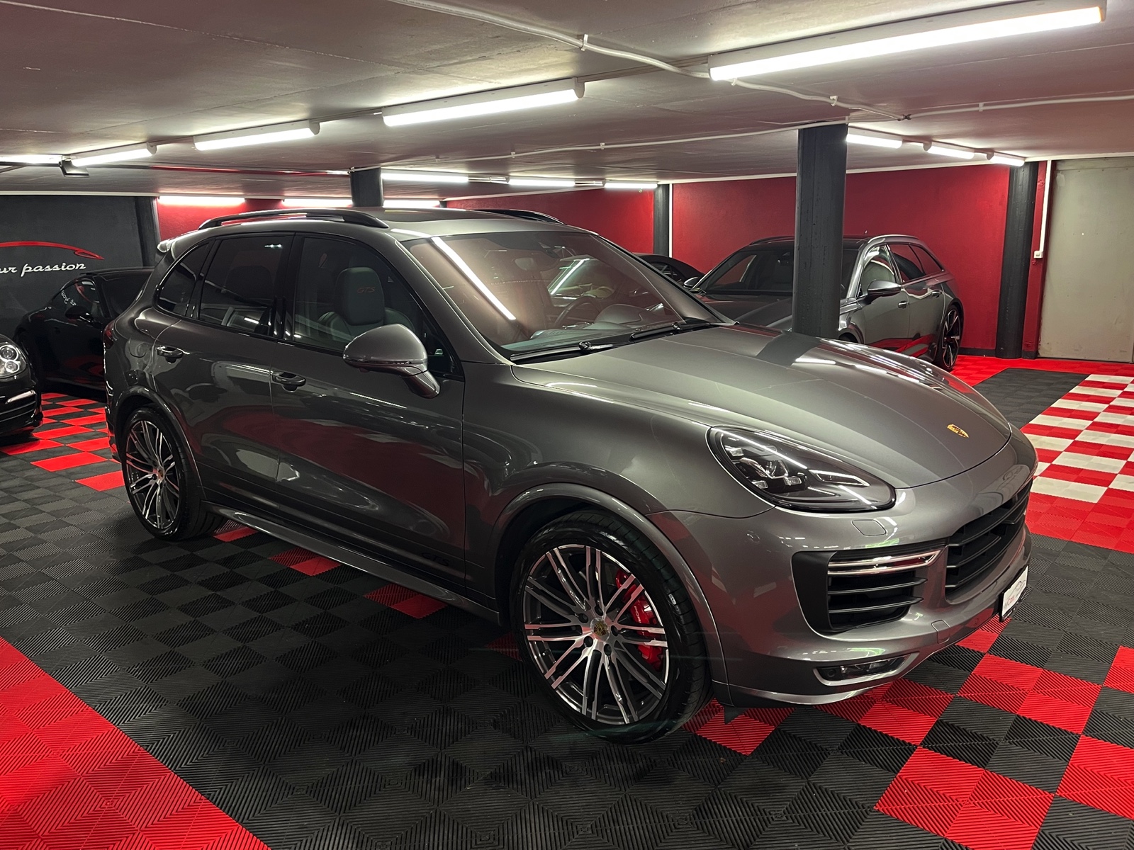 
								PORSCHE Cayenne GTS en plein écran									