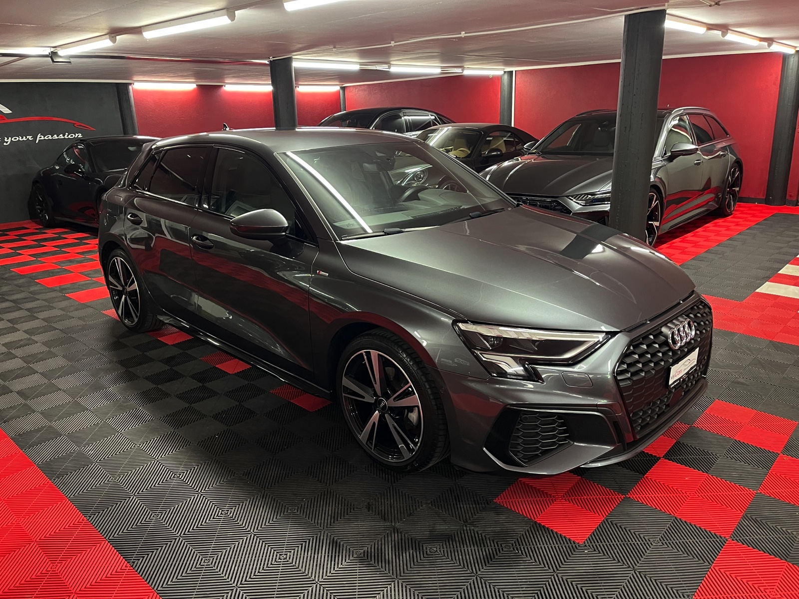 
								AUDI A3 Sportback 35 TFSI S line S-tronic en plein écran									