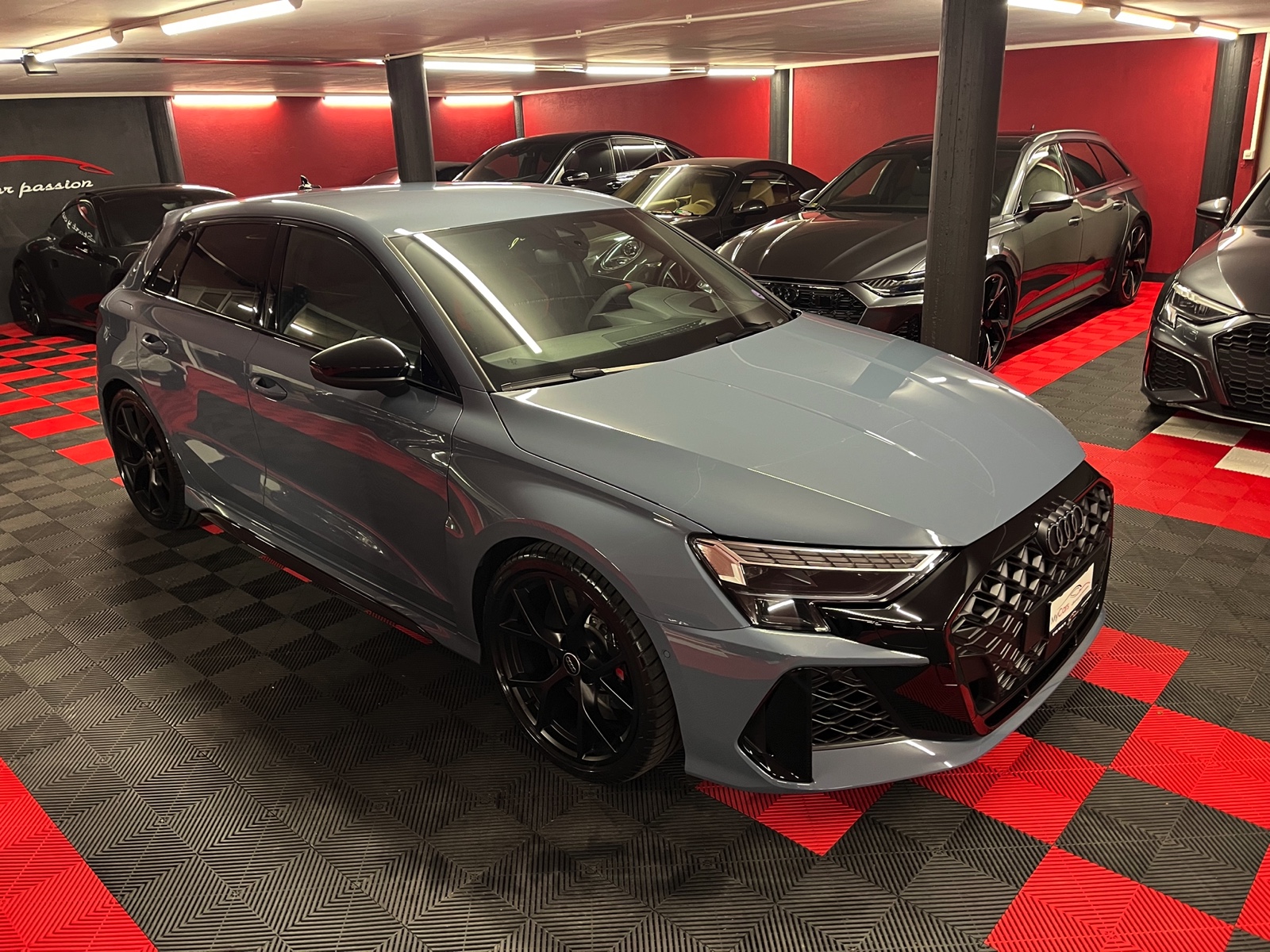 
								AUDI RS3 Sportback 2.5 TSI quattro S-tronic en plein écran									