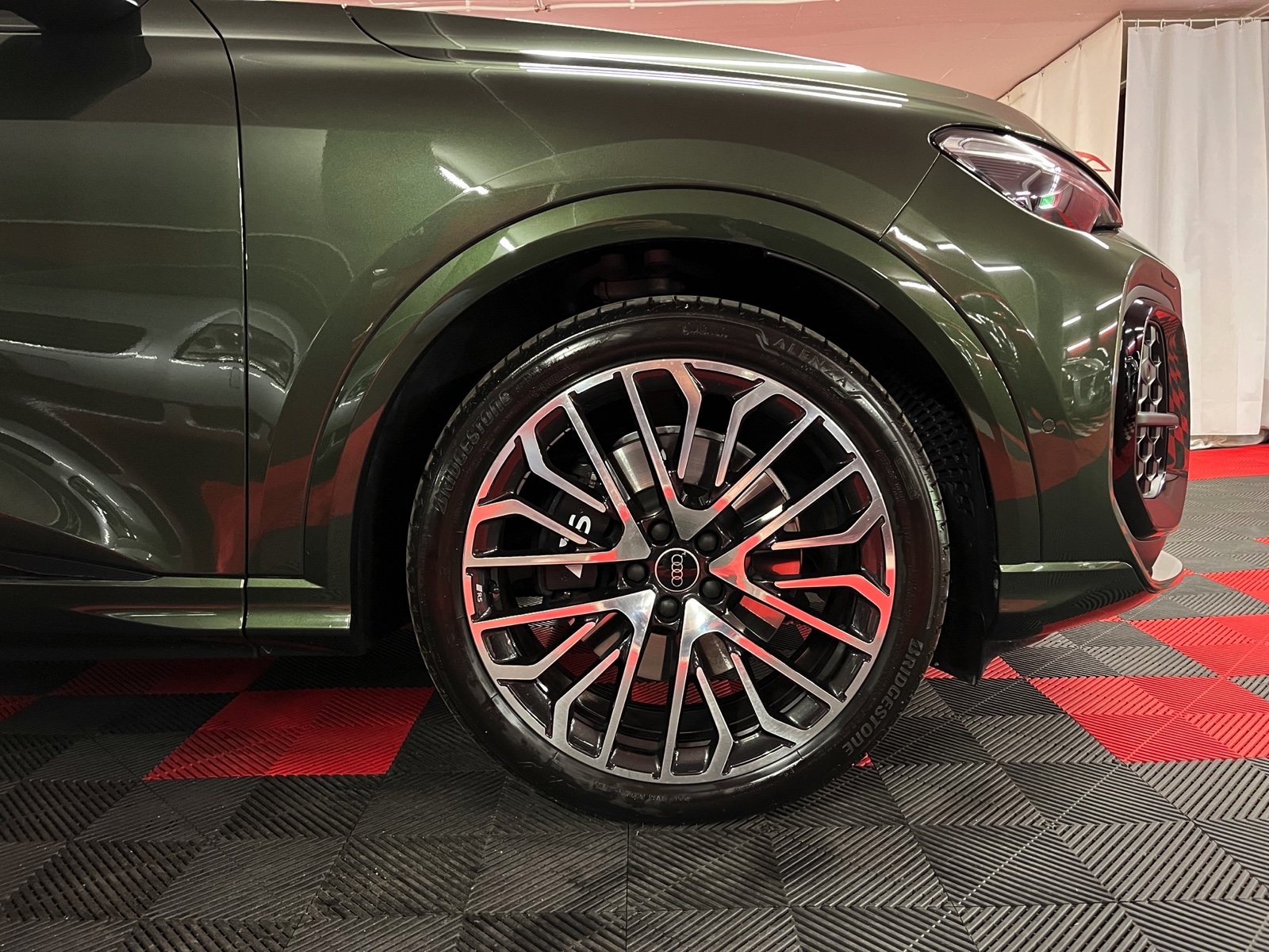 
								AUDI SQ5 TFSI quattro S-tronic en plein écran									
