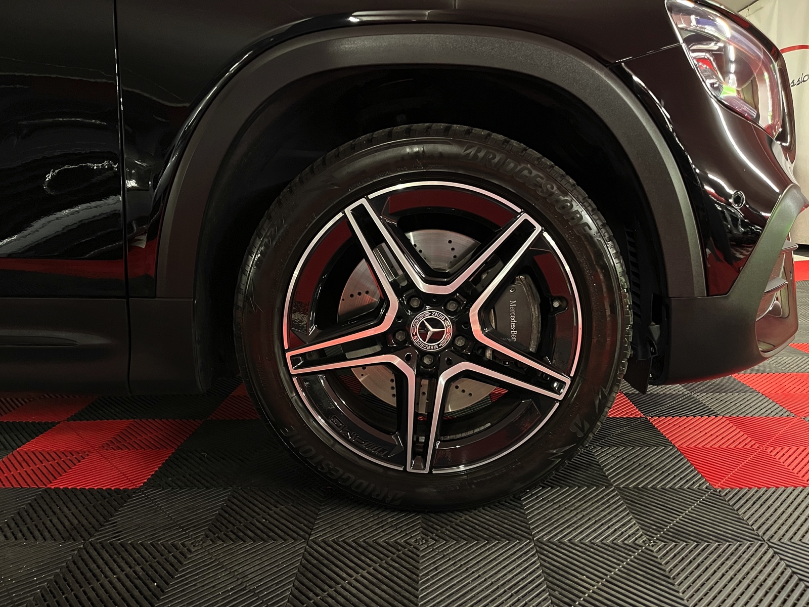 
								MERCEDES-BENZ GLB 250 4Matic AMG Line 8G-Tronic en plein écran									