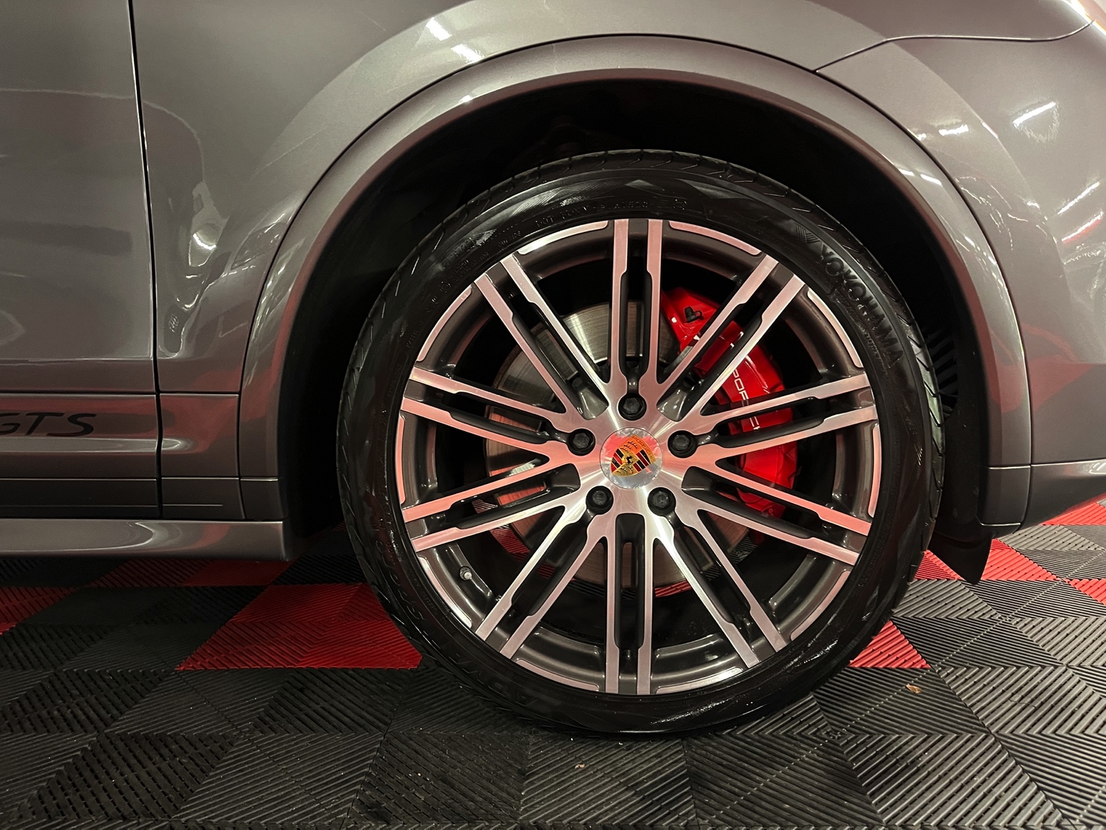 
								PORSCHE Cayenne GTS en plein écran									