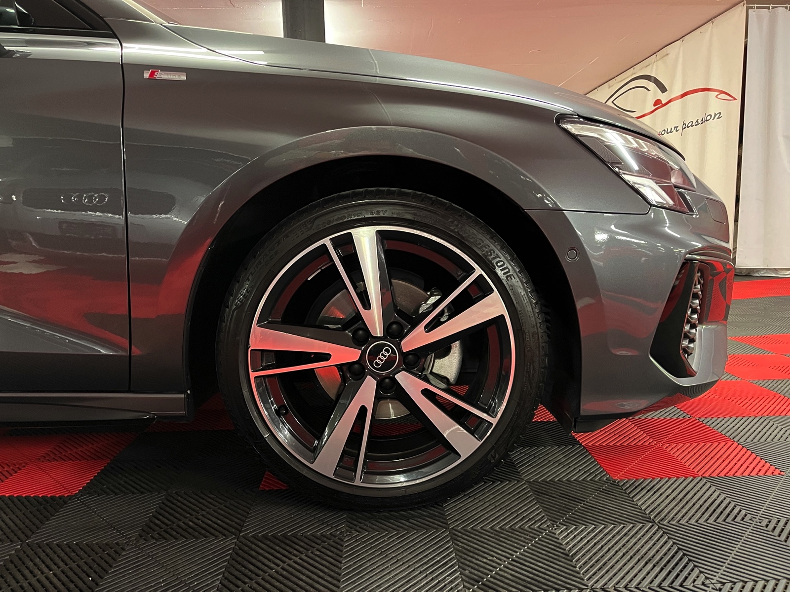 
								AUDI A3 Sportback 35 TFSI S line S-tronic en plein écran									