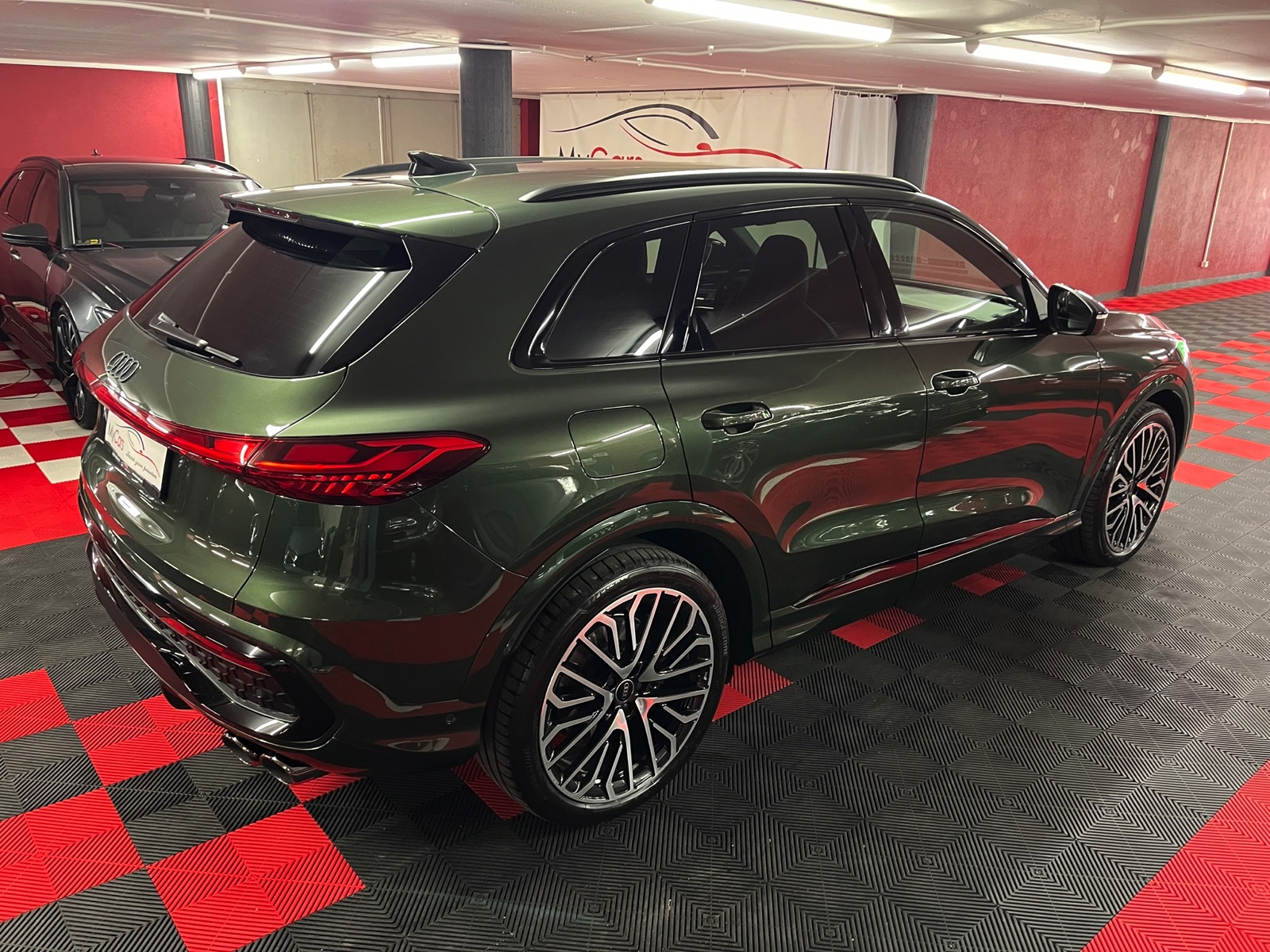 
								AUDI SQ5 TFSI quattro S-tronic en plein écran									
