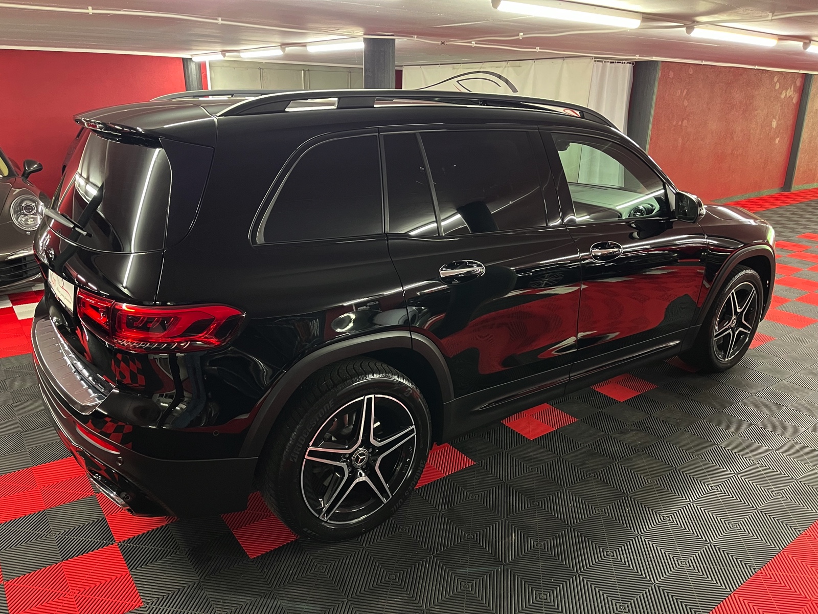 
								MERCEDES-BENZ GLB 250 4Matic AMG Line 8G-Tronic en plein écran									