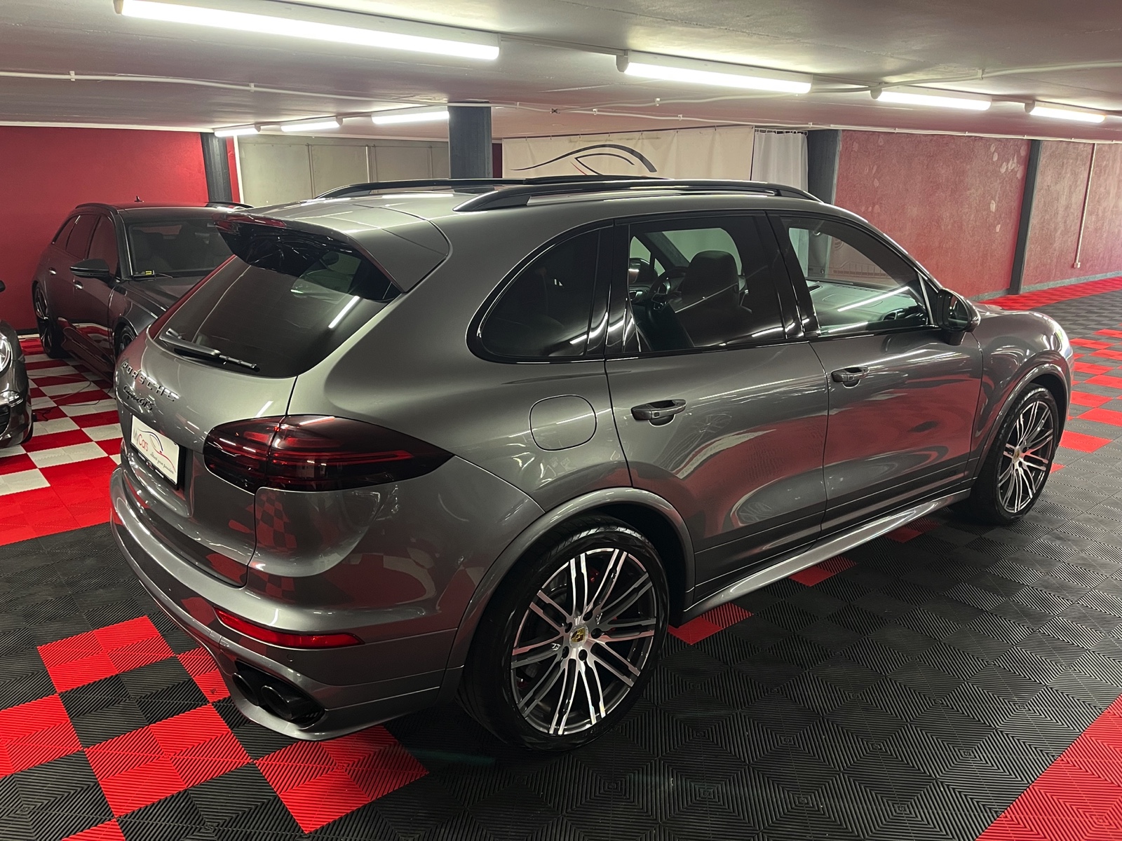 
								PORSCHE Cayenne GTS en plein écran									