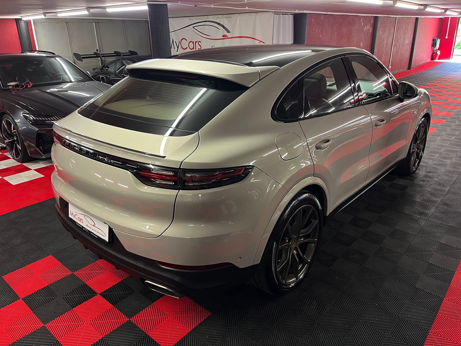 
								PORSCHE Cayenne Coupé E-Hybrid en plein écran									