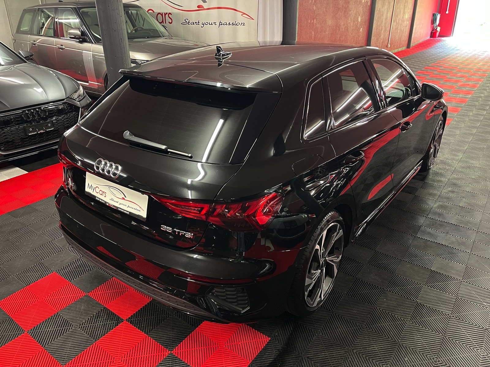 
								AUDI A3 Sportback 35 TFSI S line Attraction S-tronic en plein écran									