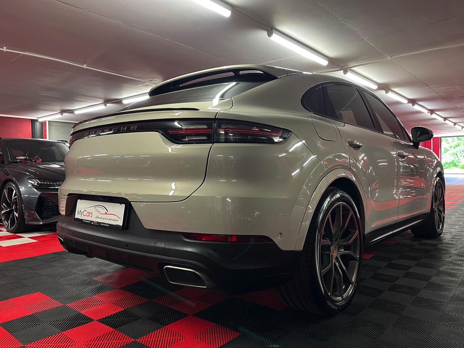 
								PORSCHE Cayenne Coupé E-Hybrid en plein écran									