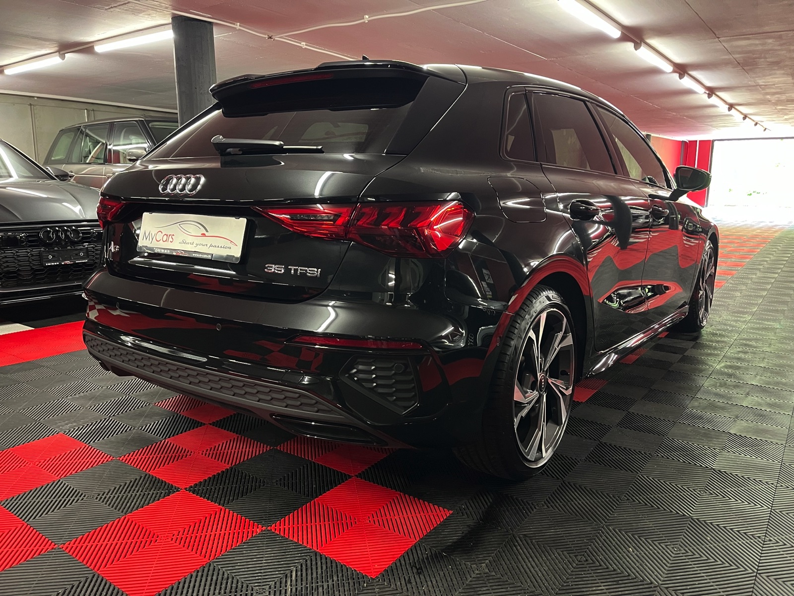 
								AUDI A3 Sportback 35 TFSI S line Attraction S-tronic en plein écran									