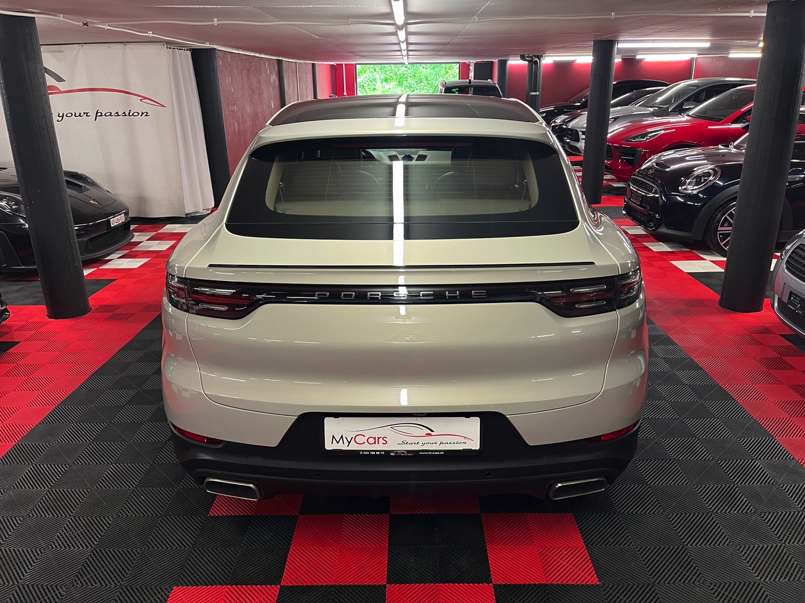 
								PORSCHE Cayenne Coupé E-Hybrid en plein écran									