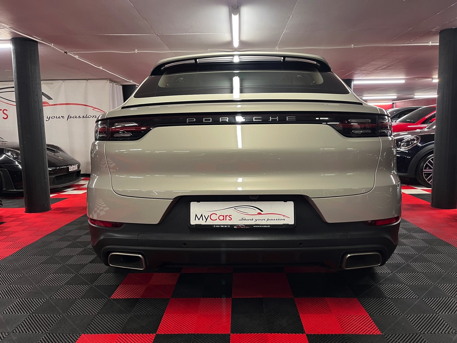 
								PORSCHE Cayenne Coupé E-Hybrid en plein écran									