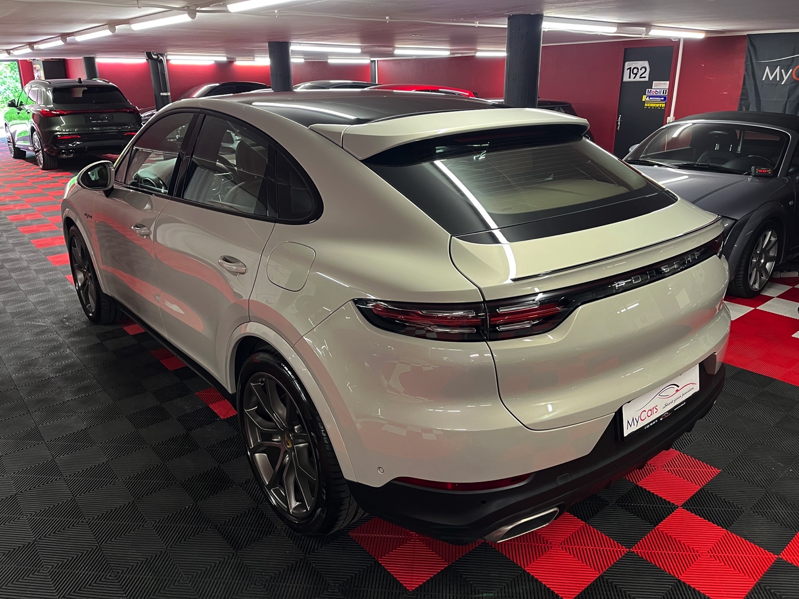 
								PORSCHE Cayenne Coupé E-Hybrid en plein écran									