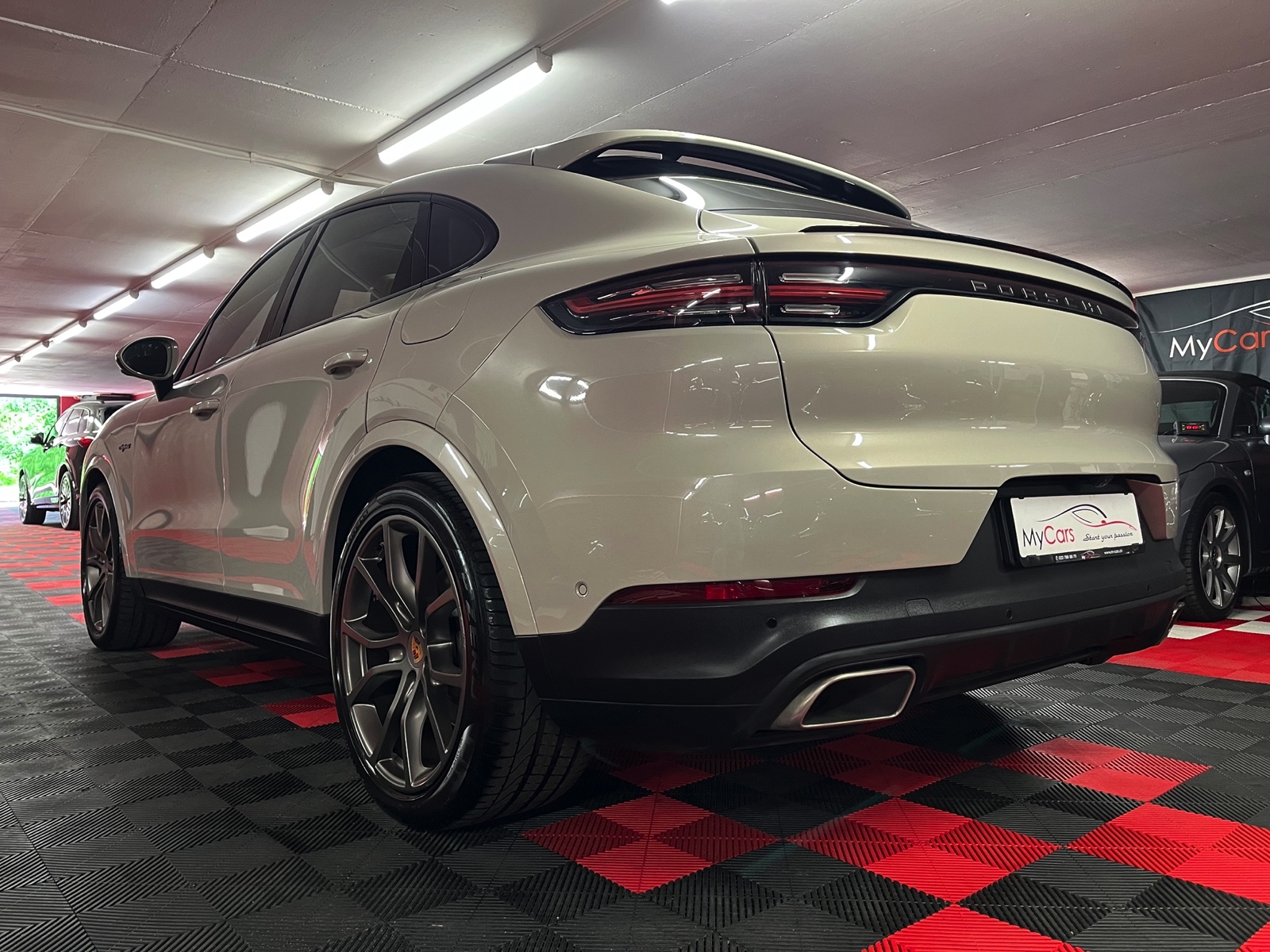 
								PORSCHE Cayenne Coupé E-Hybrid en plein écran									
