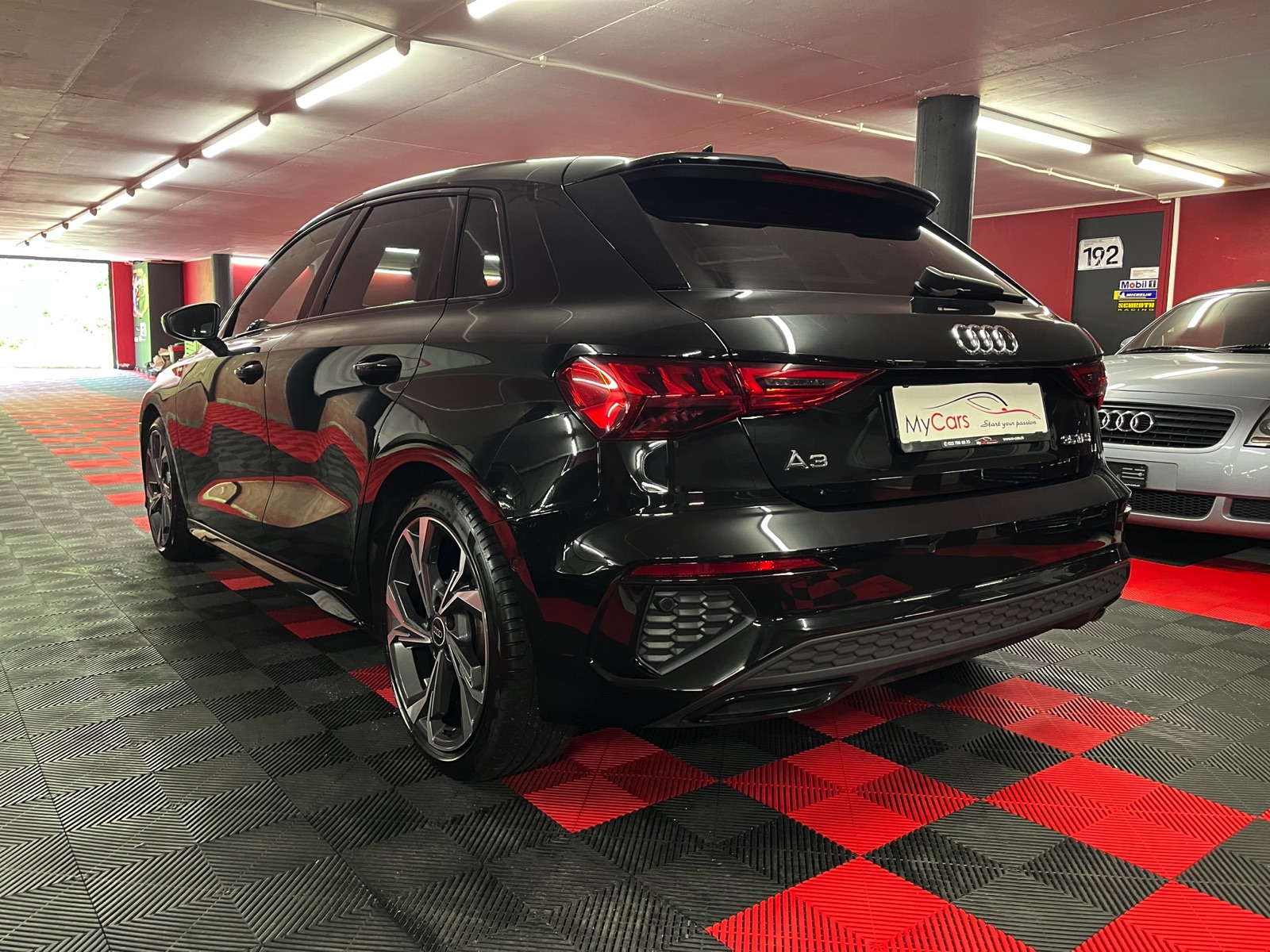 
								AUDI A3 Sportback 35 TFSI S line Attraction S-tronic en plein écran									