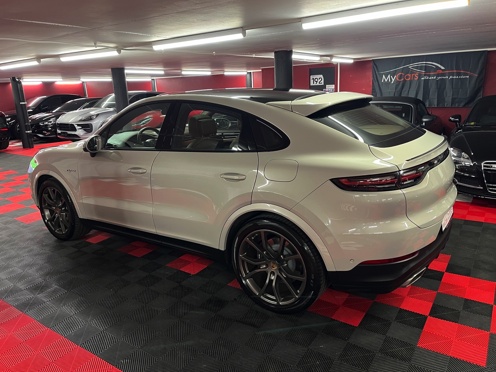 
								PORSCHE Cayenne Coupé E-Hybrid en plein écran									