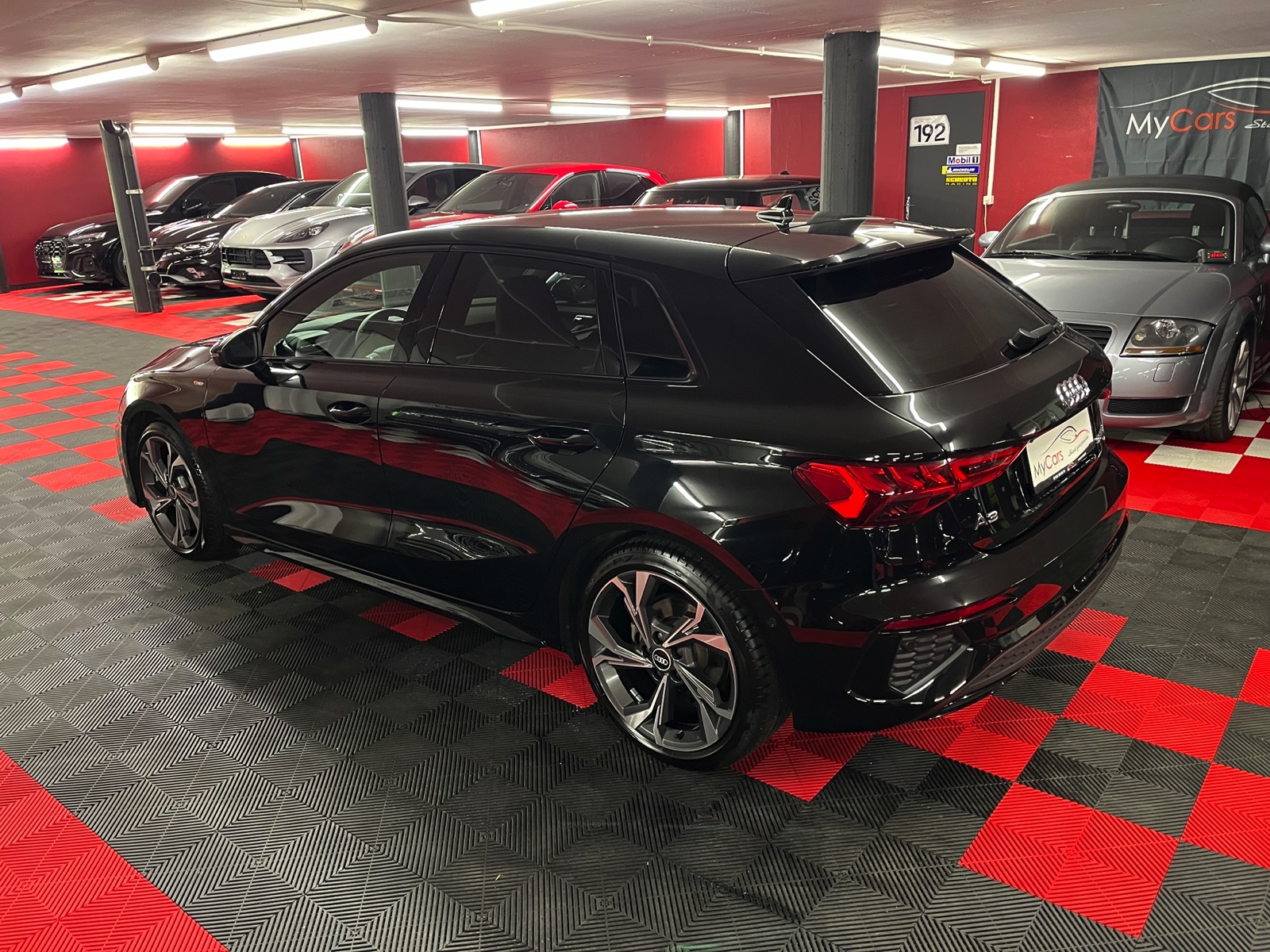 
								AUDI A3 Sportback 35 TFSI S line Attraction S-tronic en plein écran									