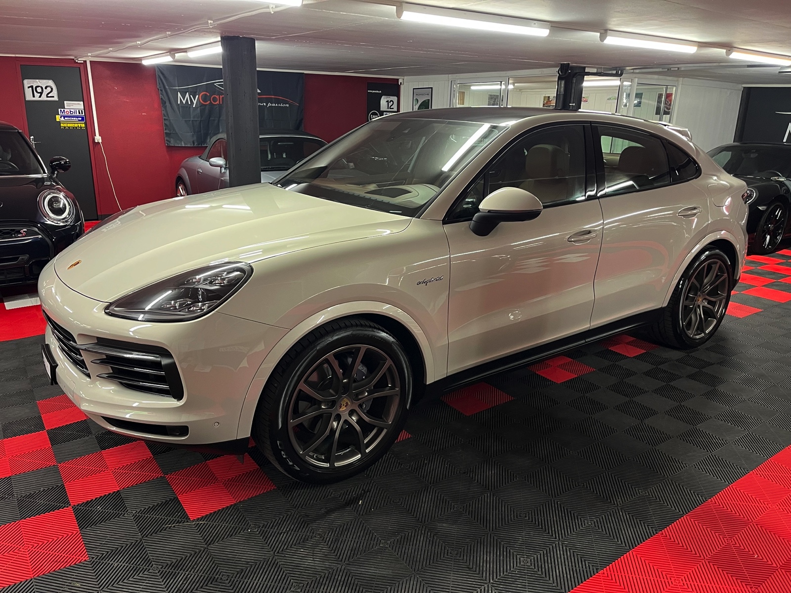 
								PORSCHE Cayenne Coupé E-Hybrid en plein écran									