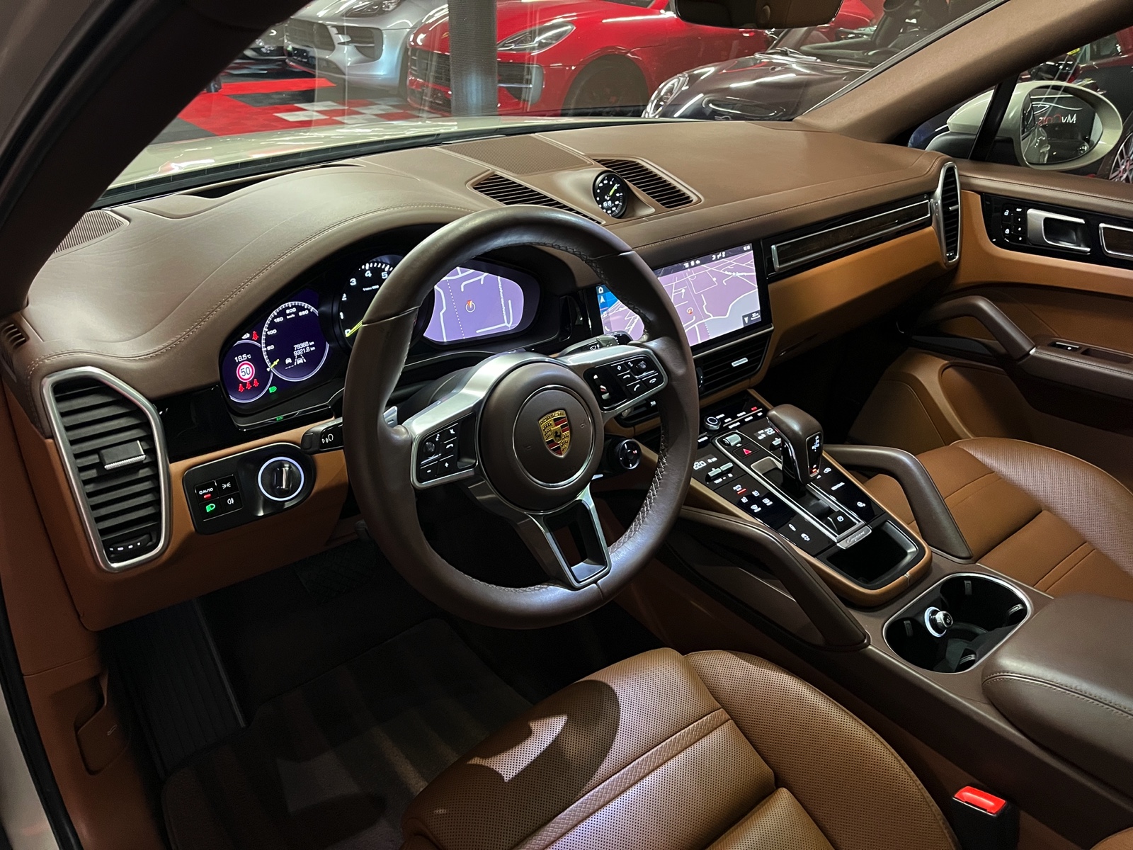 
								PORSCHE Cayenne Coupé E-Hybrid en plein écran									