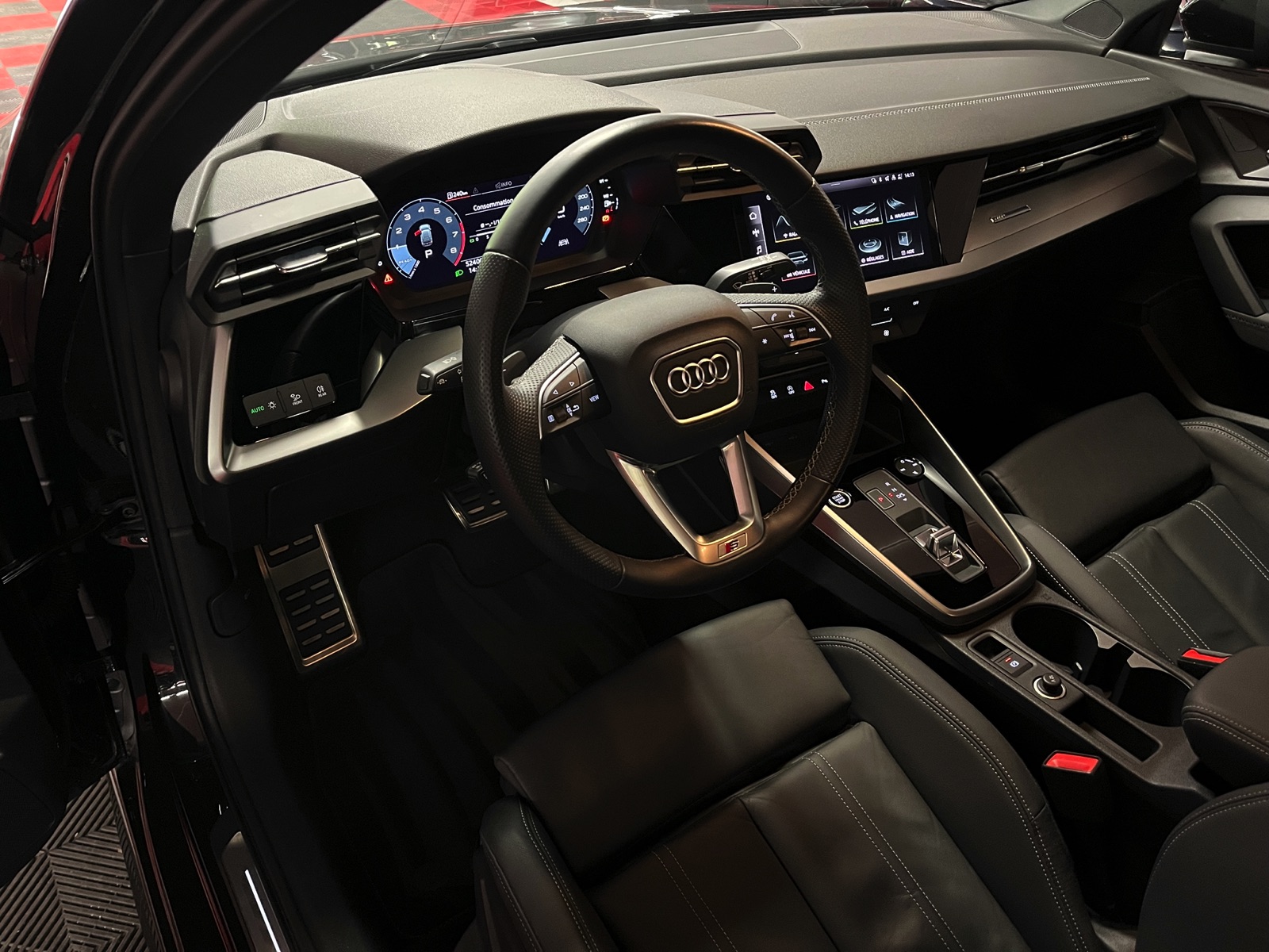 
								AUDI A3 Sportback 35 TFSI S line Attraction S-tronic en plein écran									