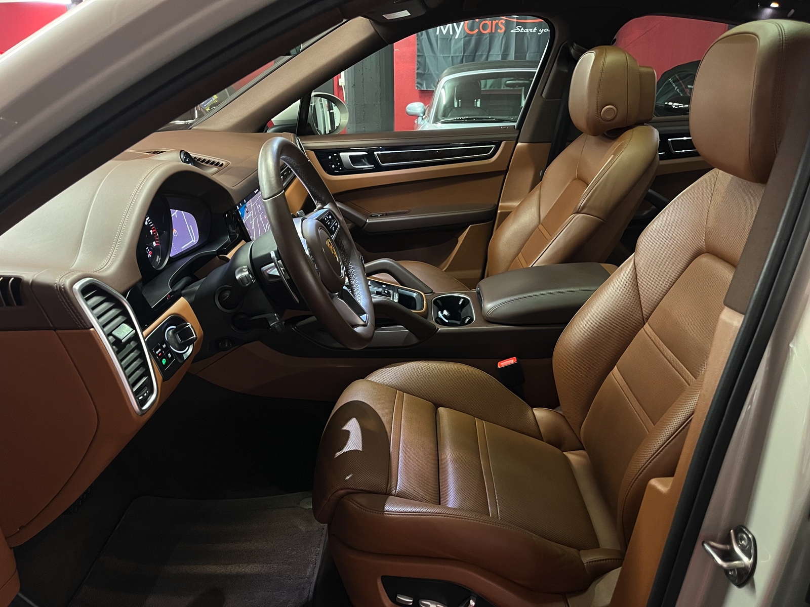 
								PORSCHE Cayenne Coupé E-Hybrid en plein écran									
